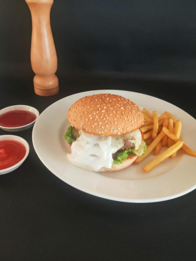 Bess Mansion Hotel Surabaya Wonocolo Екстер'єр фото