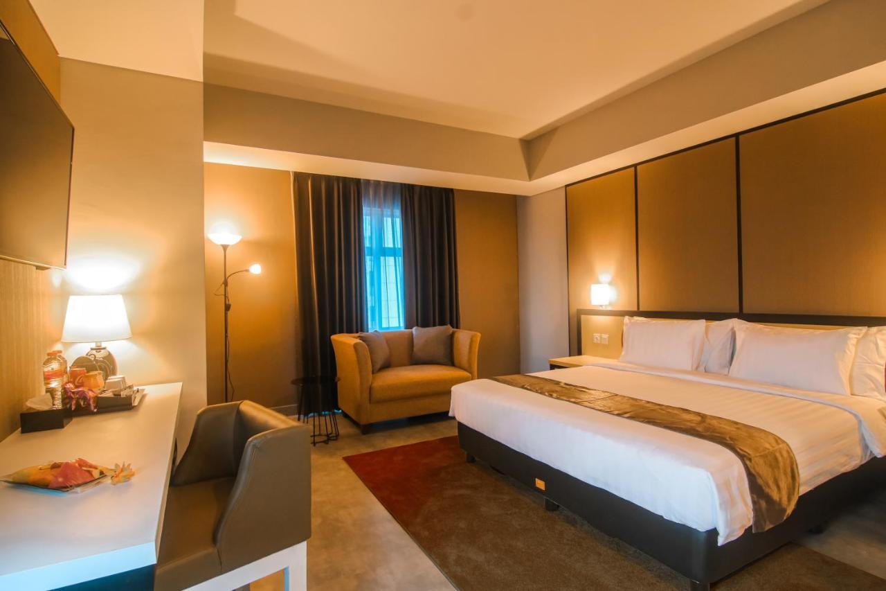 Bess Mansion Hotel Surabaya Wonocolo Екстер'єр фото