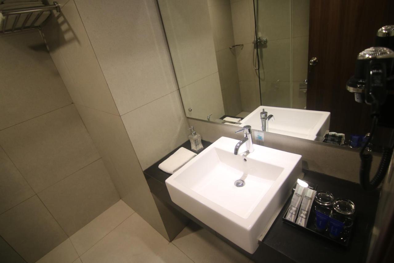 Bess Mansion Hotel Surabaya Wonocolo Екстер'єр фото